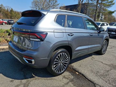 Used 2025 Volkswagen Taos SE FWD image 6