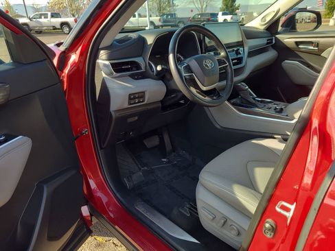 Used 2022 Toyota Highlander Platinum image 10