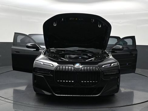 Used 2025 BMW 740i xDrive AWD/4WD image 37