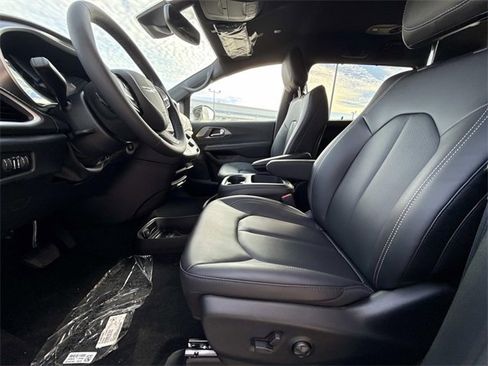 New 2026 Chrysler Pacifica Select image 7
