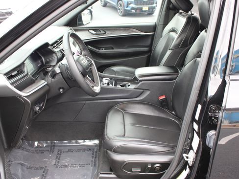 Used 2024 Jeep Grand Cherokee L Limited w/ Luxury Tech Group II AWD/4WD image 11