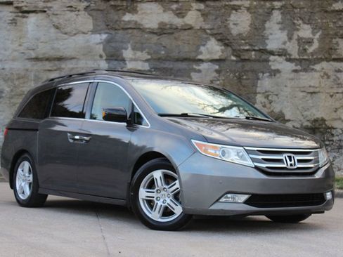 Used 2013 Honda Odyssey Touring Elite image 3