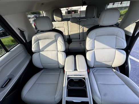 Used 2025 Lincoln Navigator Reserve AWD/4WD image 9