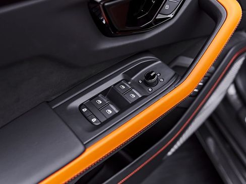 Used 2025 Lamborghini Urus Performante AWD/4WD image 49