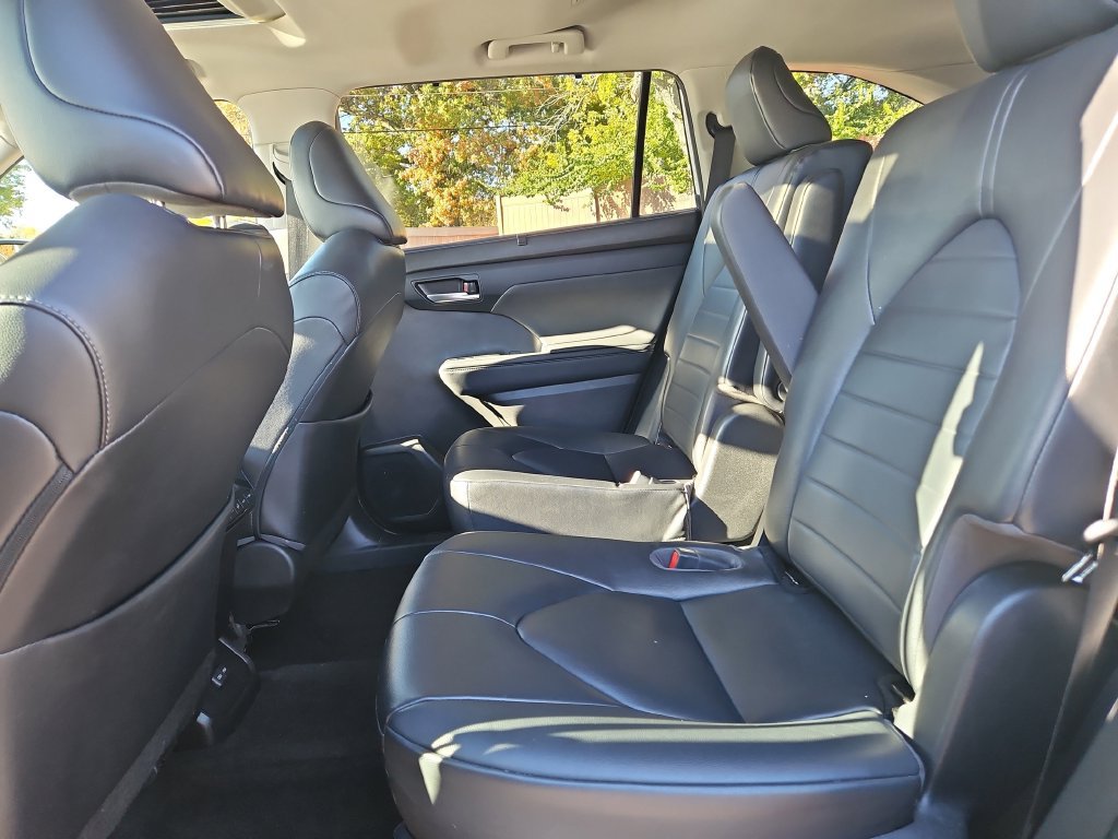 Used 2023 Toyota Highlander XLE FWD image 18