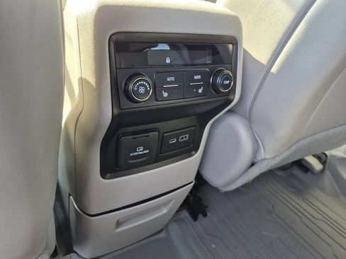 Used 2021 GMC Acadia SLT w/ Technology Package FWD image 16