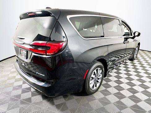 Used 2022 Chrysler Pacifica Touring-L FWD image 7