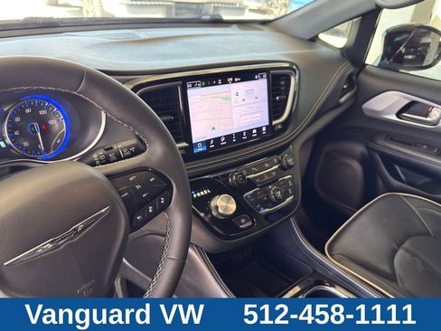 Used 2025 Chrysler Pacifica Limited FWD image 13