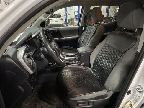 Used 2022 Toyota Tacoma SR5 w/ Technology Package image 17