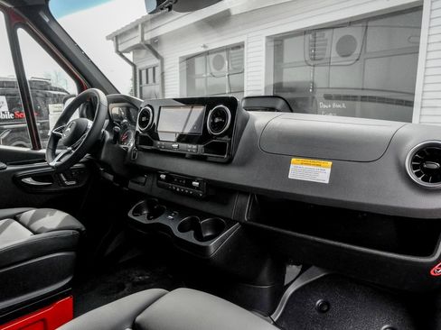 Used 2025 Mercedes-Benz Sprinter 2500 image 25