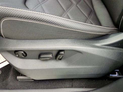 Used 2025 Volkswagen Atlas Cross Sport SE image 10