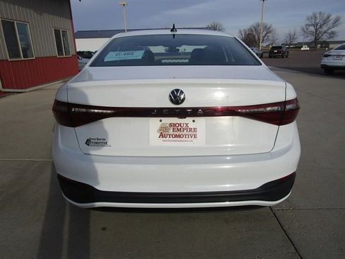 Used 2025 Volkswagen Jetta Sport image 8