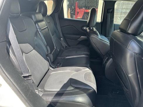 Used 2019 Jeep Cherokee Overland w/ Technology Group AWD/4WD image 12