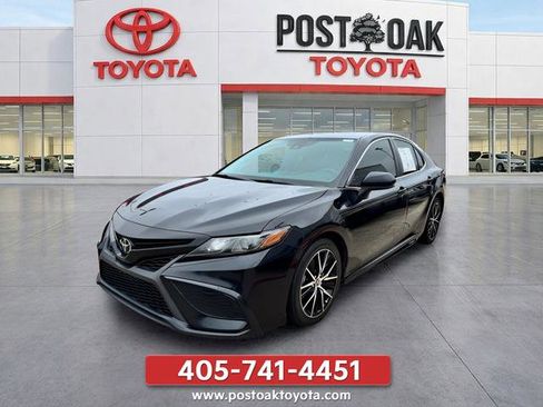 Used 2021 Toyota Camry SE FWD image 3