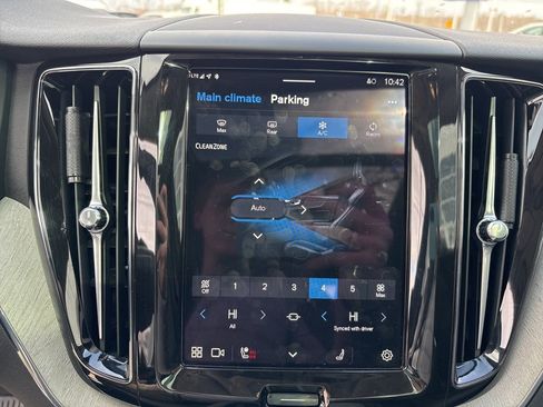 Used 2025 Volvo XC60 B5 Plus image 22