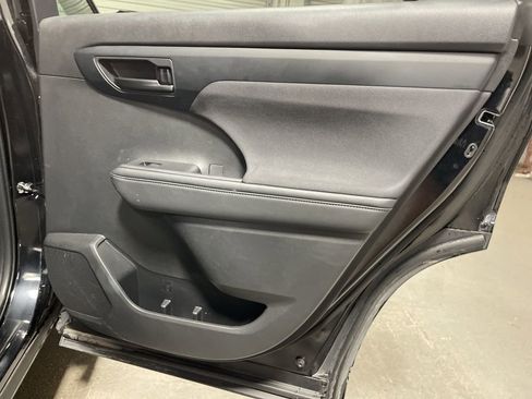 Used 2024 Toyota Highlander XLE image 12