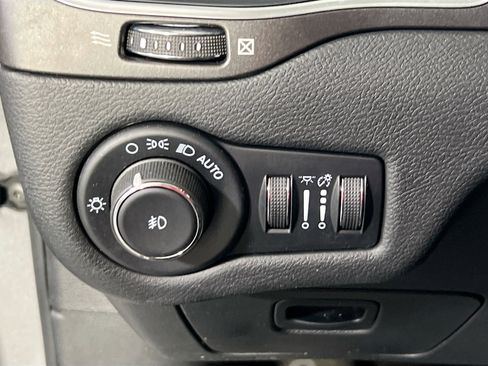 Used 2022 Jeep Cherokee Trailhawk w/ Trailer Tow Group AWD/4WD image 10