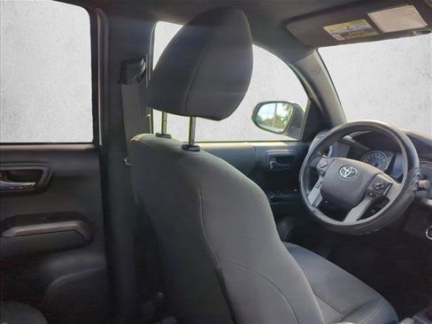 Used 2017 Toyota Tacoma TRD Sport w/ Tow Package (A/T) image 18