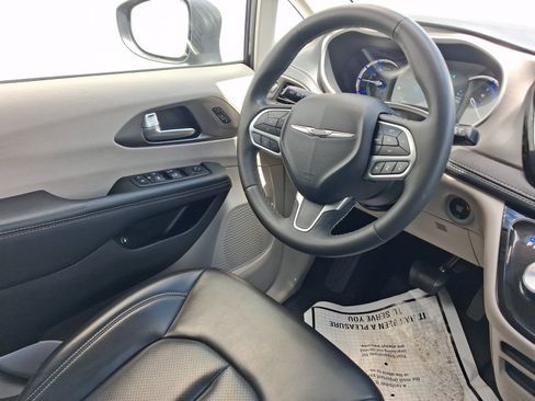 Used 2023 Chrysler Pacifica Touring-L FWD image 22
