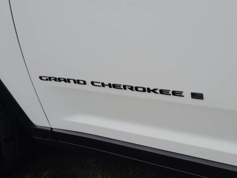 New 2025 Jeep Grand Cherokee Altitude image 15