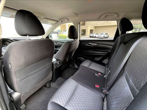 Used 2019 Nissan Rogue SV w/ Premium Package FWD image 16