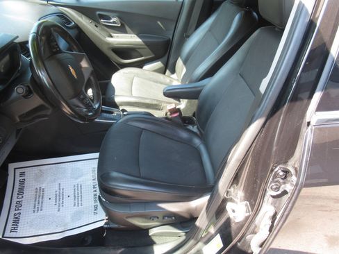 Used 2020 Chevrolet Trax LT w/ Sun & Sound Package AWD/4WD image 17