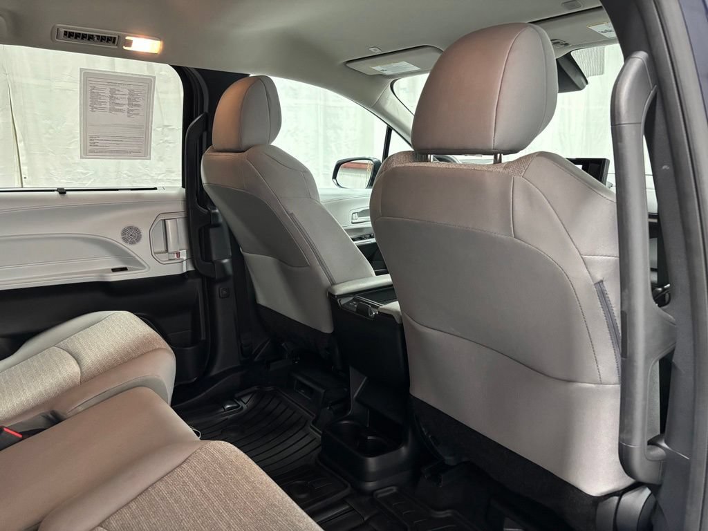 Used 2026 Toyota Sienna LE AWD/4WD image 60