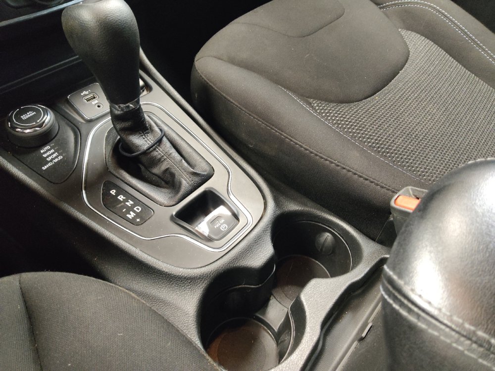 Used 2021 Jeep Cherokee Latitude AWD/4WD image 26