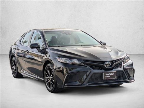 Used 2024 Toyota Camry SE image 3