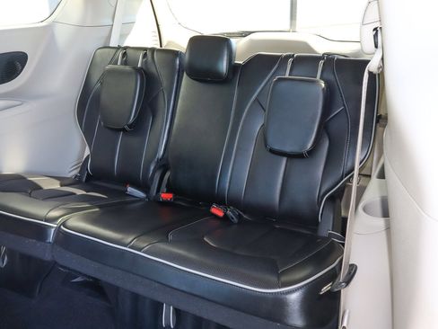 Used 2023 Chrysler Pacifica Limited image 10