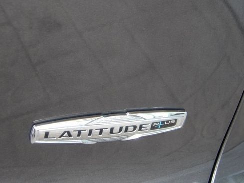 Used 2019 Jeep Cherokee Latitude Plus w/ Comfort/Convenience Group image 10