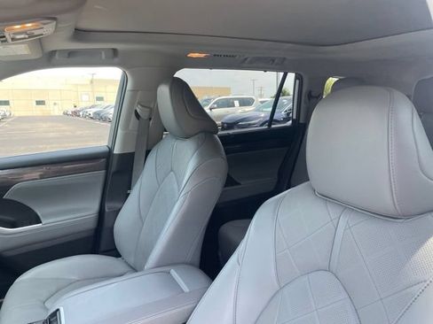 Used 2022 Toyota Highlander Platinum AWD/4WD image 5