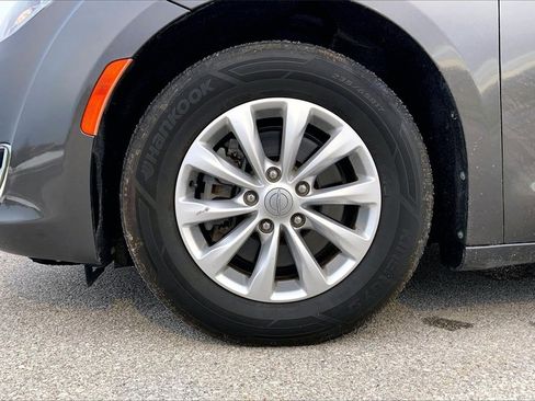 Used 2019 Chrysler Pacifica Touring-L image 25