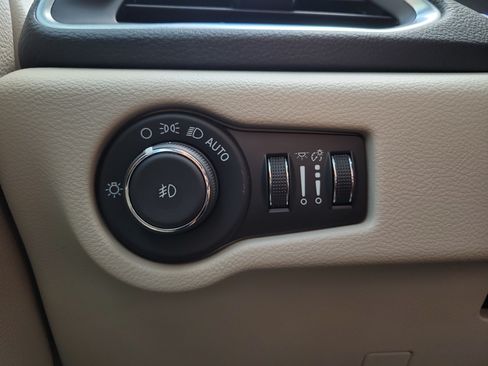 Used 2021 Chrysler Pacifica Limited w/ Uconnect Theater Family Group AWD/4WD image 29