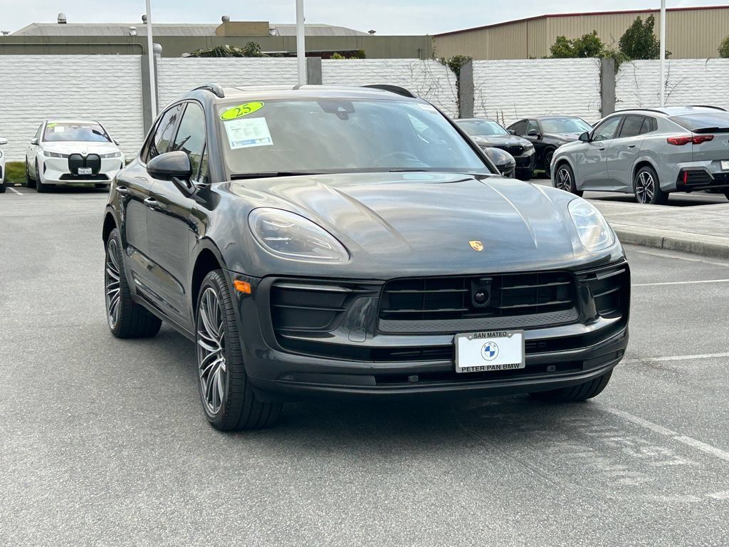 Used 2025 Porsche Macan AWD/4WD image 7