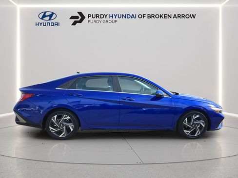 Certified 2025 Hyundai Elantra Limited FWD image 4
