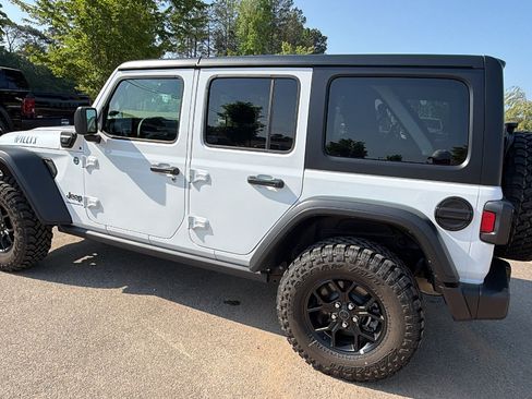 Used 2025 Jeep Wrangler Willys AWD/4WD image 10