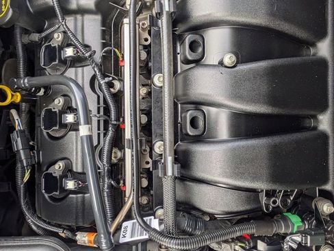 Used 2018 Ford Explorer XLT image 32