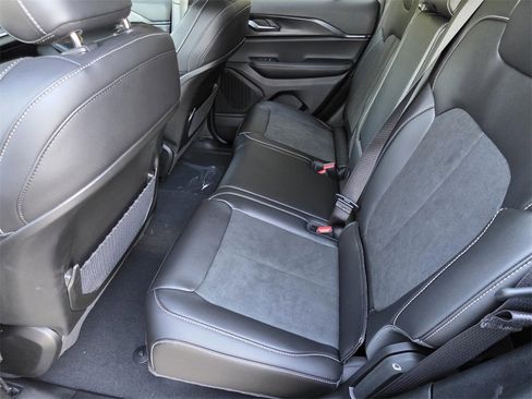 New 2025 Jeep Grand Cherokee Altitude image 9