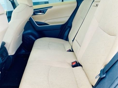 Used 2021 Toyota RAV4 XLE w/ Convenience Package image 11