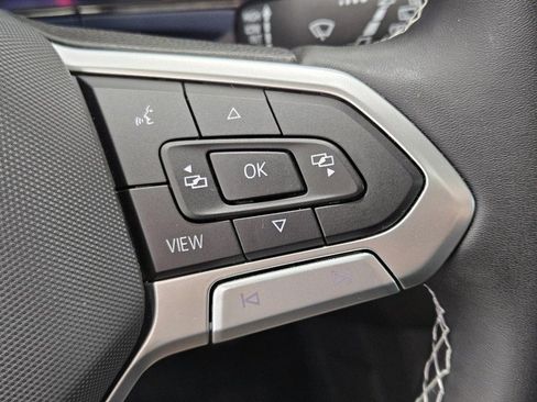 Used 2022 Volkswagen Taos SE w/ Panoramic Sunroof Package image 16