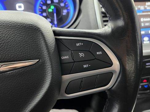 Used 2020 Chrysler 300 Touring w/ Driver Convenience Group image 32