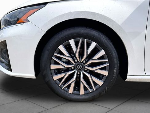 Used 2025 Nissan Altima 2.5 SV FWD image 10