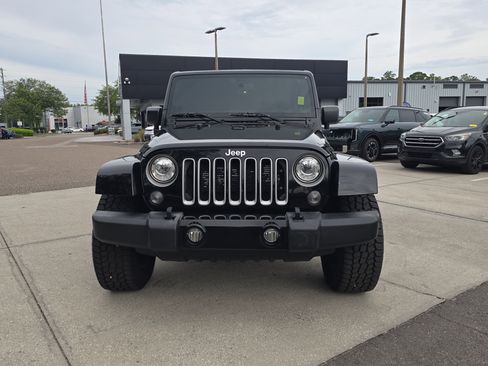 Used 2018 Jeep Wrangler Unlimited Sahara AWD/4WD image 2