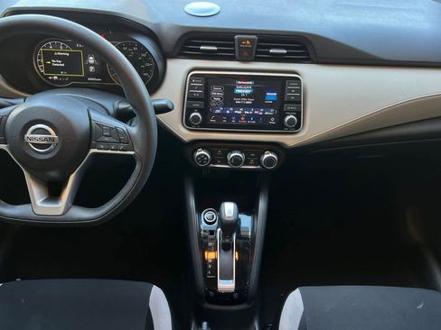 Used 2021 Nissan Versa SV FWD image 4