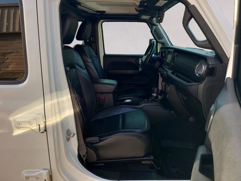 Used 2018 Jeep Wrangler Unlimited Sahara AWD/4WD image 23
