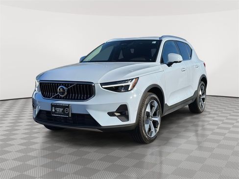 Certified 2025 Volvo XC40 B5 Plus image 2
