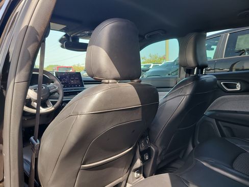 Used 2023 Jeep Compass Latitude AWD/4WD image 12