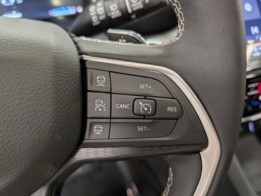 Used 2025 Jeep Grand Cherokee Altitude AWD/4WD image 21