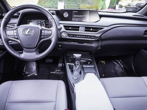 Used 2019 Lexus UX 200 image 18